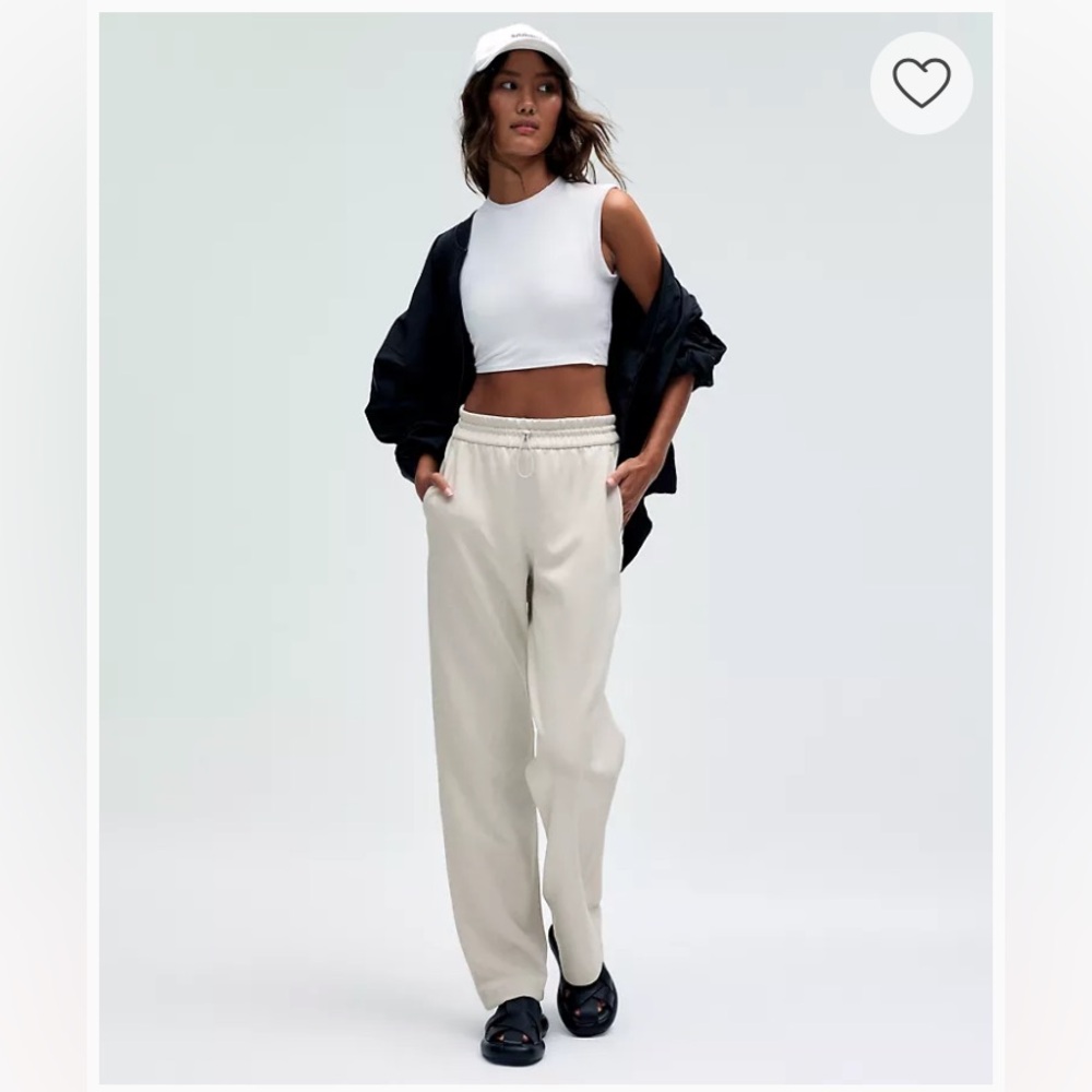 Lululemon Softstreme High-Rise Pant
Regular - Bone (Ivory) in Size 8